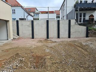 Sandstrahlen, Grundieren und Lackieren von Stahlträgern