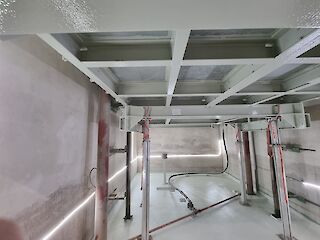 Sandstrahlen und Lackieren von Lastenaufzug (inkl. Bodenbelag)