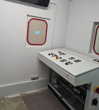 Sandstrahlen und Lackieren einer Kommandozentrale