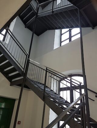 Sandstrahlen und Lackieren einer Treppe