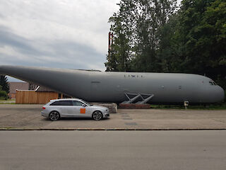 Sandstrahlen und Lackieren eines Flugzeugs